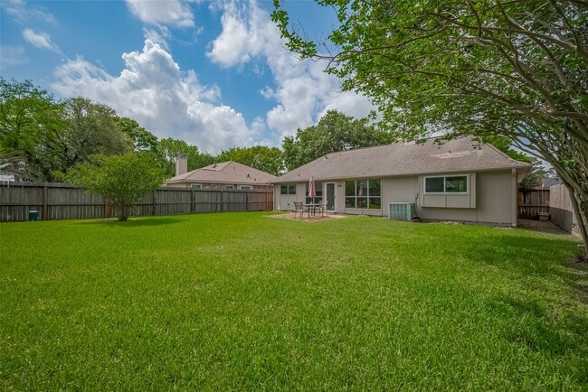 Building Photo - 3007 Cloverdale Dr