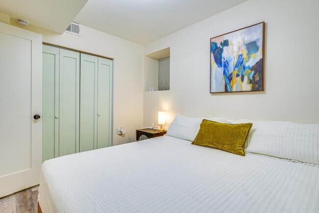 Building Photo - 4829 S Forrestville Ave