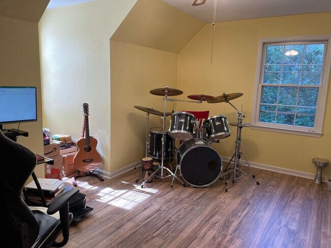 Building Photo - Three Bedroom Available on Eastside