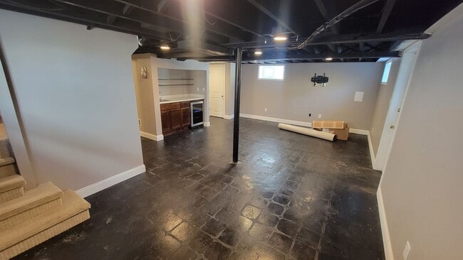 Building Photo - Renovated 3 Bedroom 3 Bathroom