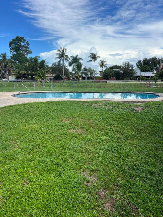 Building Photo - 9353 Longmeadow Cir