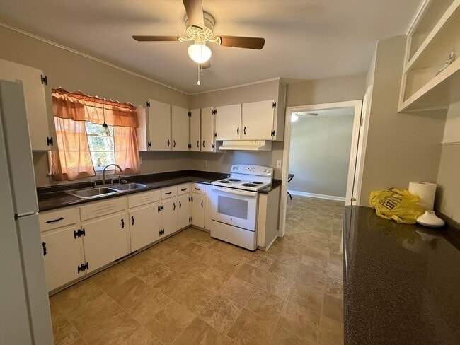 Building Photo - 3 bedroom, 2 bath House