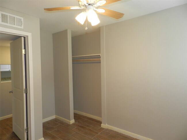 Building Photo - 704 Memorial Mews St