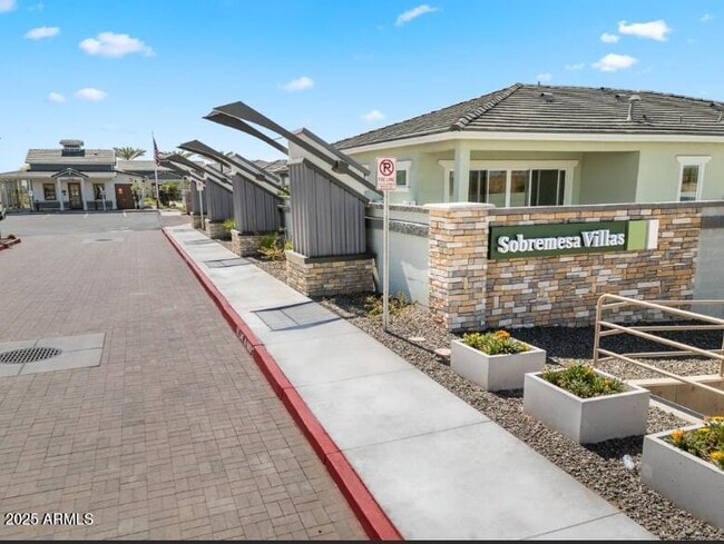Primary Photo - 15601 W Cactus Rd