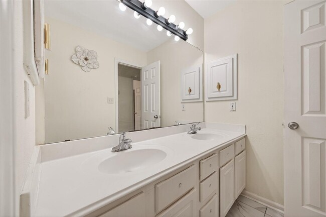 Building Photo - 14914 W Bend Dr