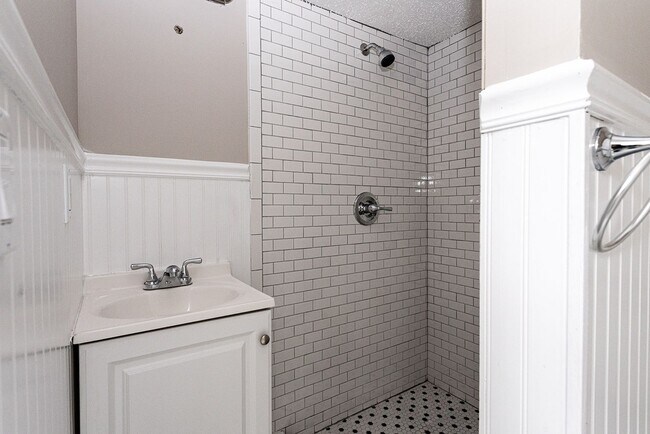 Building Photo - Welcome to this beautiful newly renovated 3-bedroom brick ranch!