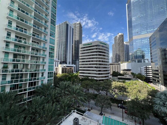 Building Photo - 950 Brickell Bay Dr