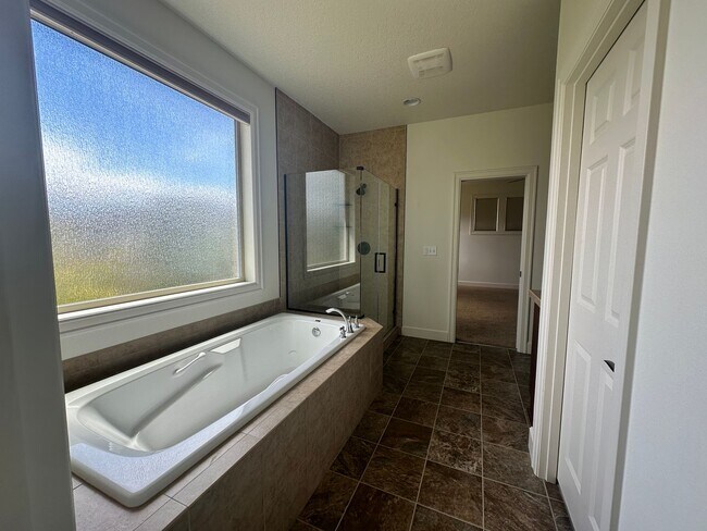 Building Photo - Spacious 3 Bedroom + Bonus Room , club, Across from Park!