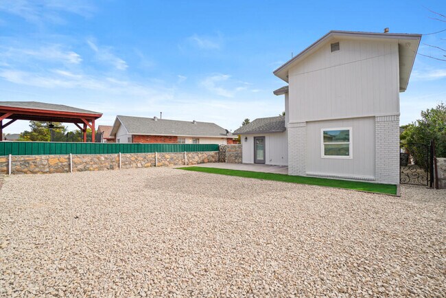 Building Photo - 12115 Royal Woods Dr