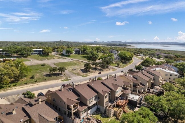 Building Photo - 970 Parkview Dr