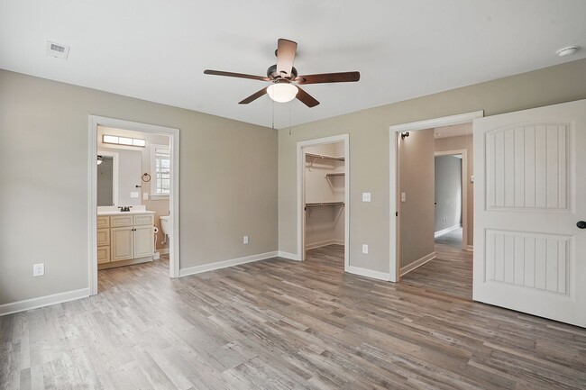 Building Photo - AVAILABLE NOW!  LIKE NEW! Cute One-Story R...