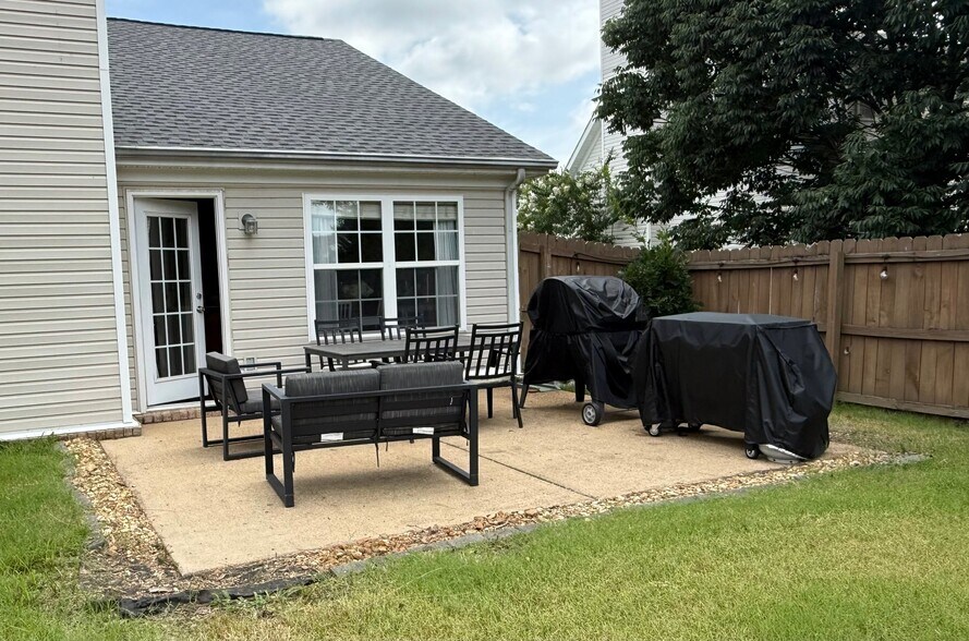 Building Photo - 2119 Long Meadow Dr