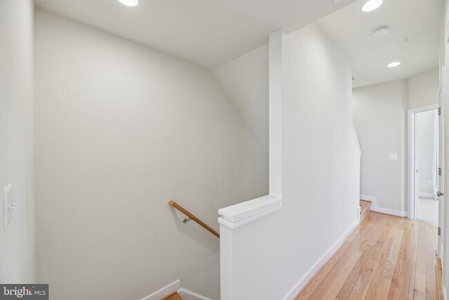 Building Photo - 5627 45th Ave