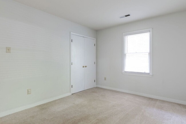 Building Photo - 2290 Greenfield Dr