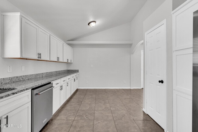Building Photo - 10400 Valle Koki Dr
