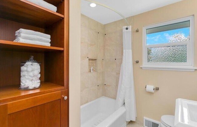 Building Photo - Laurelhurst Home