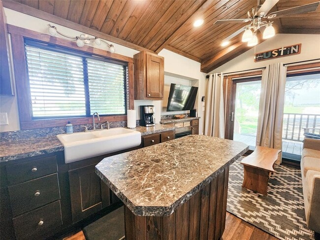 Building Photo - 300 Park Ave