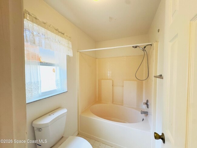 Building Photo - 858 Villa Dr