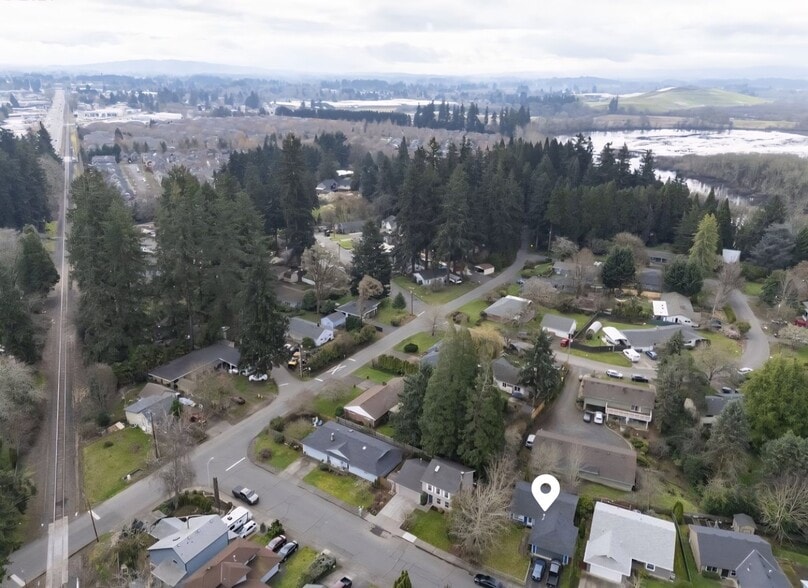 Building Photo - 650 SE Alder Ct