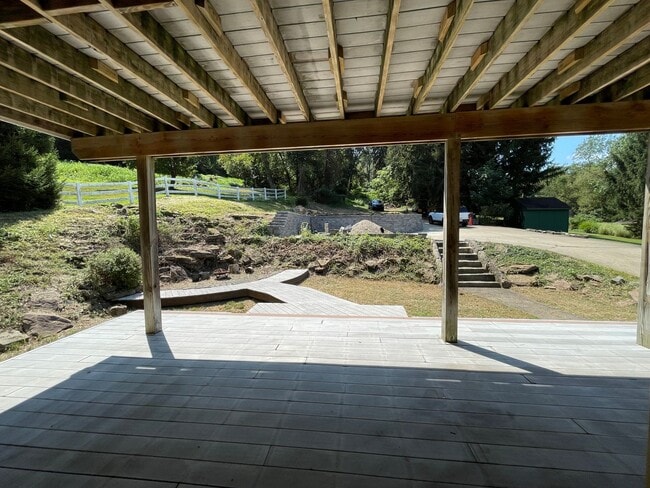 Building Photo - Spacious 3 Bedroom Single Family Home with...