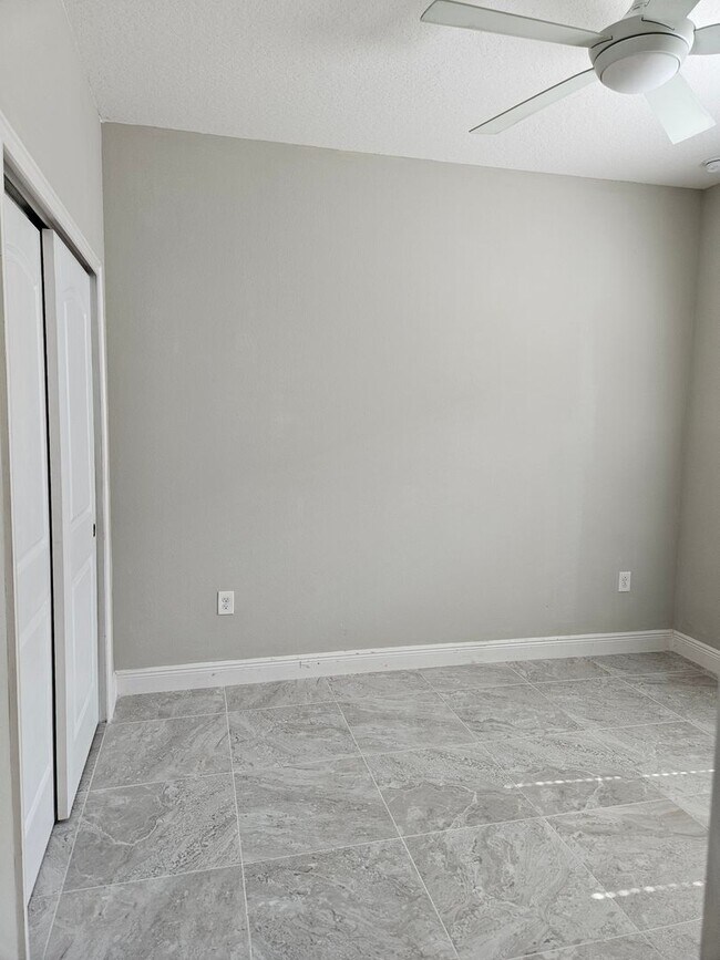 Building Photo - 4 Bedroom 2 bath beautiful spacious home i...