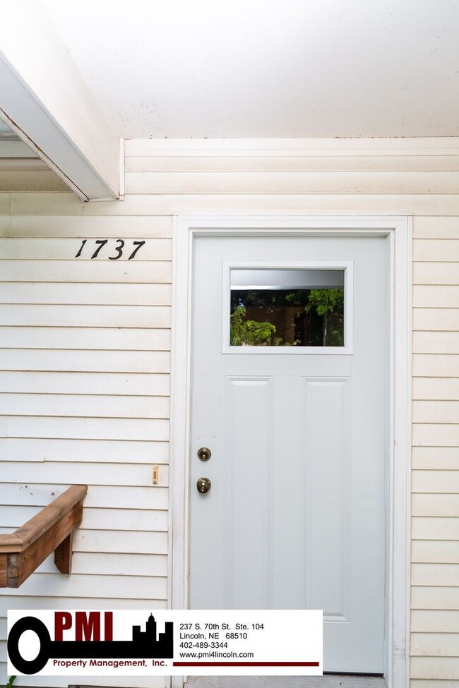 Building Photo - 2 Bedroom and 1 Bathroom Duplex Available ...