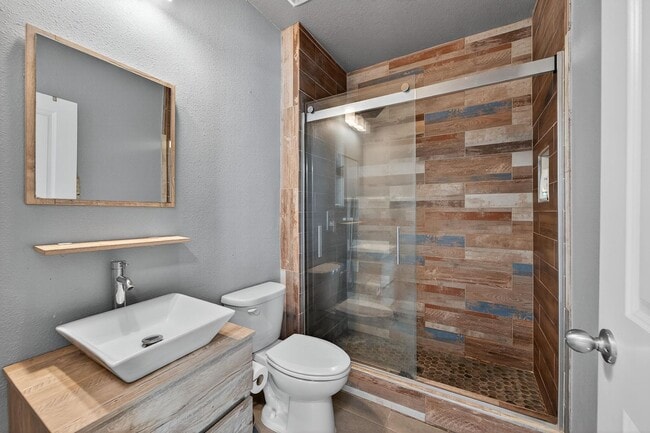 Building Photo - Stunning 5 bed/ 2 bath