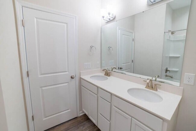 Building Photo - Beautiful 3-Bedroom Townhome in Sought-After Waterways Community