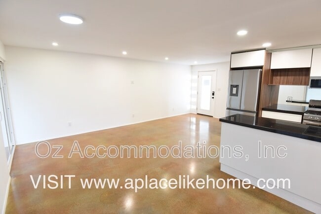 Building Photo - 4011 S Minnie St