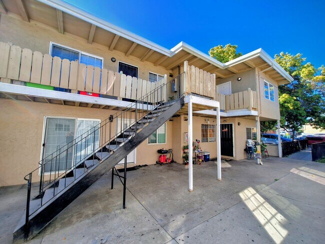 Building Photo - 1652 Crucero Dr