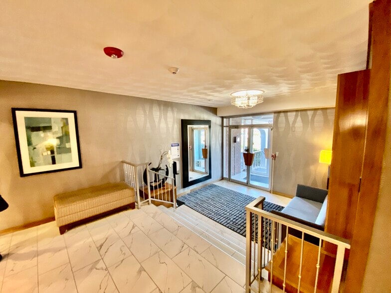 Main Entry - 10 Hammond Pond Pky