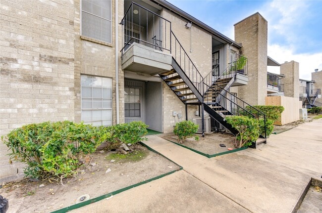 Building Photo - 6500 Sands Point Dr