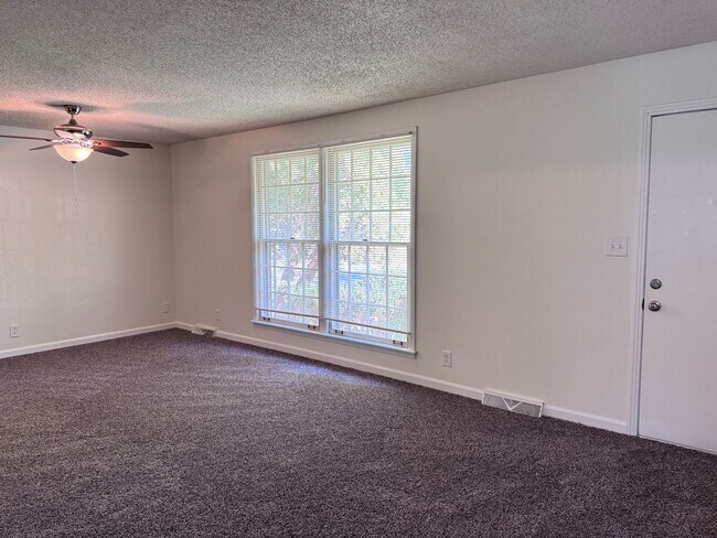 Building Photo - Must see!! 3BD/3BA Fully Finished Basement and Corner Lot!!