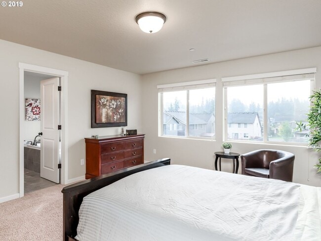 Building Photo - 4 Bedroom Home on Quiet Street w/Office on Main Level!