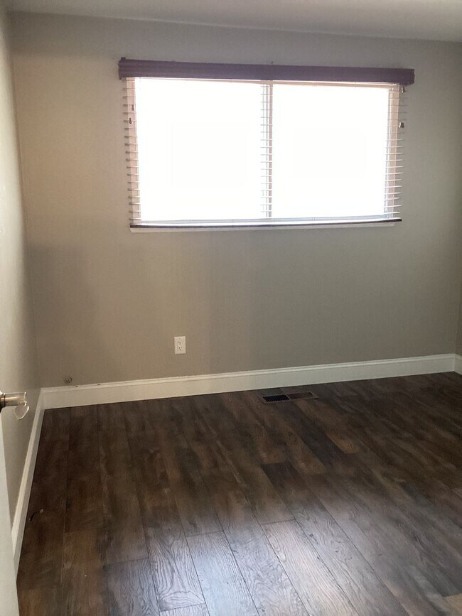Building Photo - NEW ON THE MARKET - SPPACIOUS 3 BEDROOM, 2...