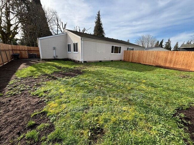 Building Photo - 112 Elm St