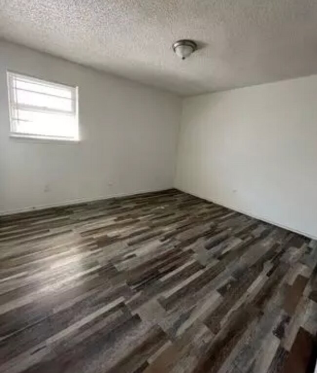 Building Photo - Centrally located 2BR/1BA | Updated | Water Included | $0 Application Fee | September Special
