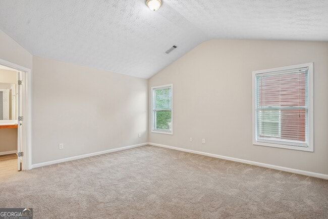 Building Photo - 2040 Village Green Dr