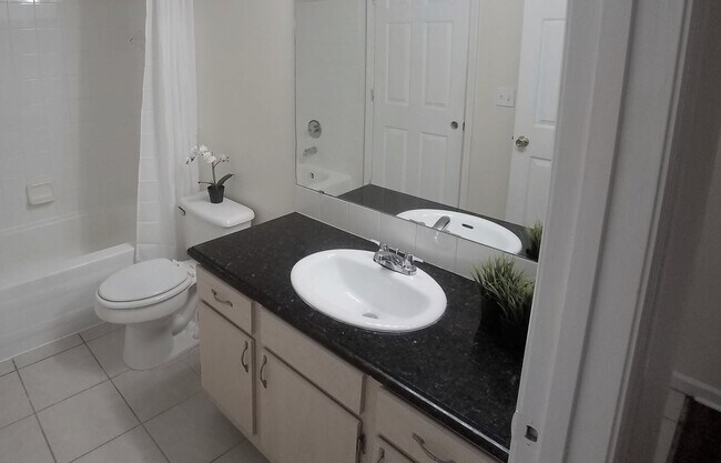 Building Photo - Gorgeous 2/2 Wood Floors Condo For Rent @ ...