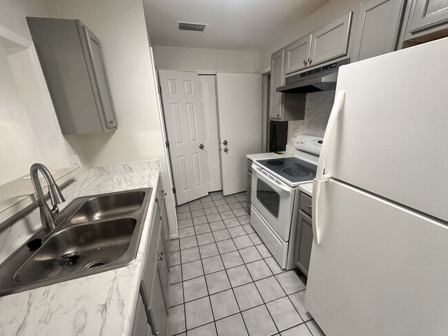 Building Photo - 1013 Spring Meadow Dr