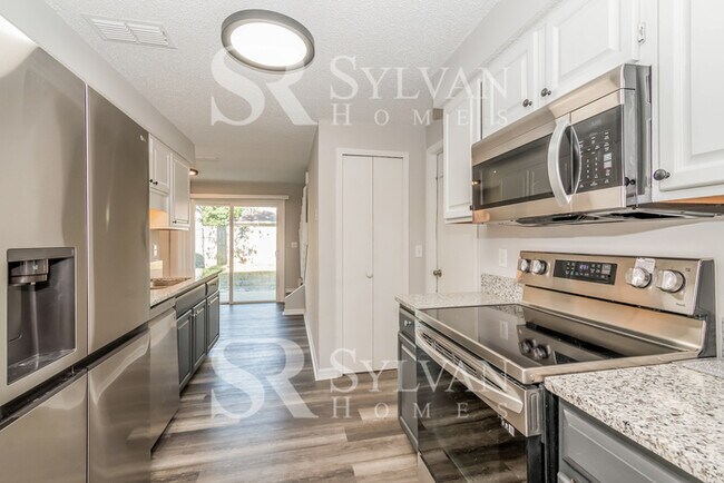 Building Photo - This charming 3BR 2BA home is ready to welcome you home