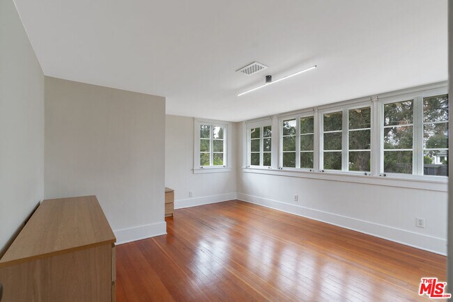 Building Photo - 655 S Hudson Ave