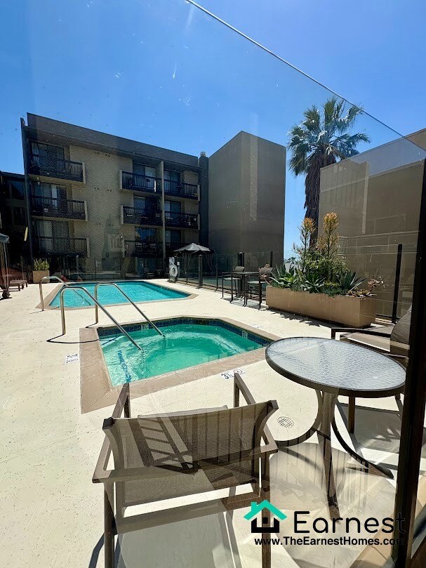 Building Photo - Spacious and Unique Ground-Floor 2BD/2BA U...