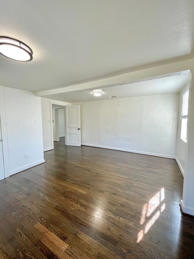 Building Photo - 3 Bed, 1 Bath House in West Dallas