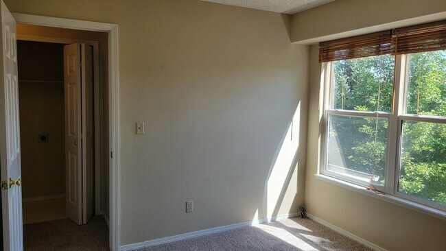 Building Photo - 4 Bed 3 Bath off Dublin/Powers w/AC- Avail...