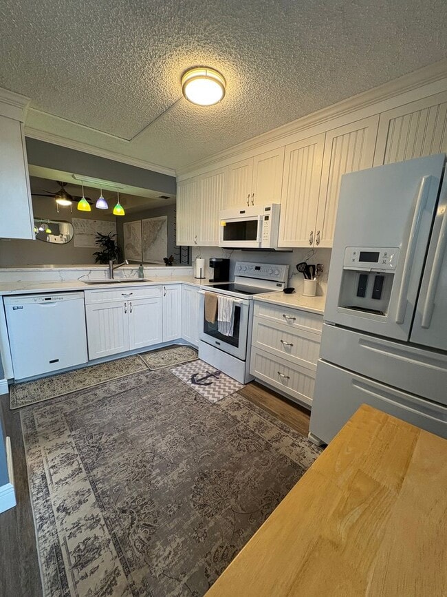 Building Photo - (55+) 1/1.5 WATERFRONT in Circle Bay Yacht Club