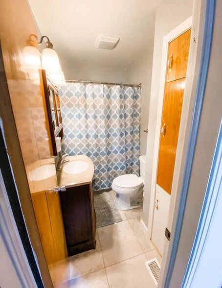 Building Photo - 713 Vest Dr