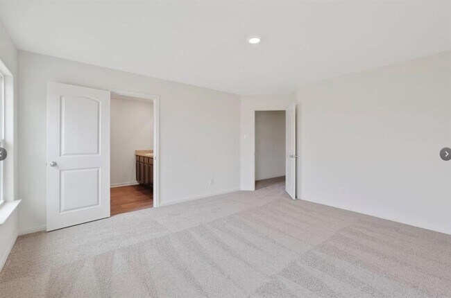 Building Photo - 301 Crescent Park Dr