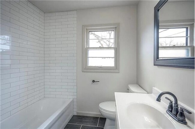 Building Photo - 7405 Glenwood Ln