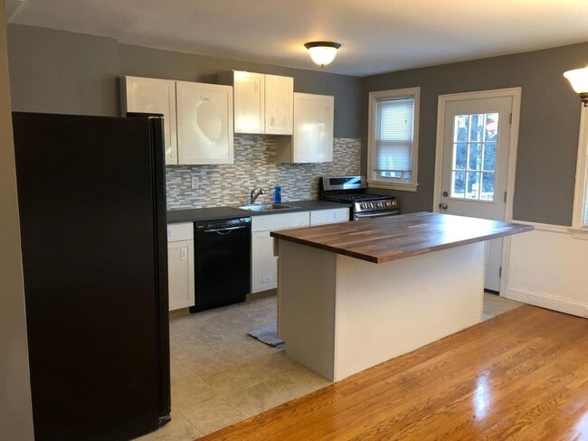 Building Photo - 3 Bedroom, 1.5 Bath Townhome in Towson